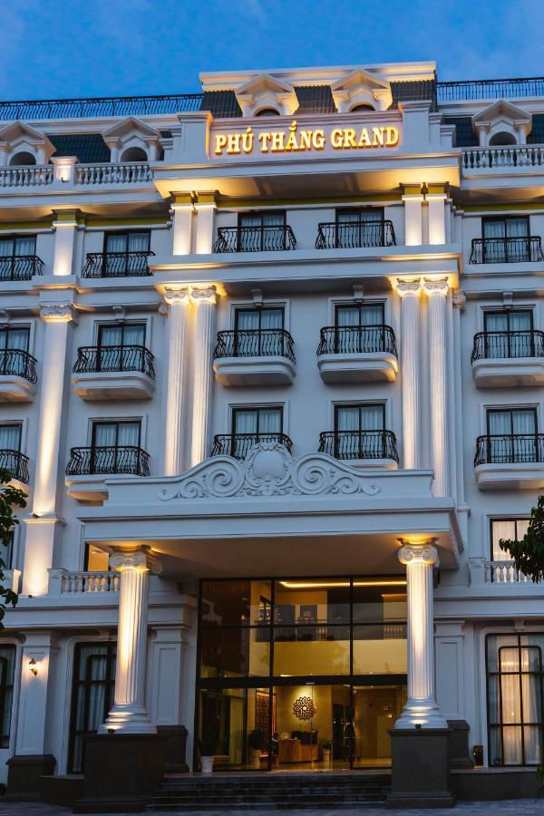 Phu Thang Grand Hotel Duc Hoa Bagian luar foto