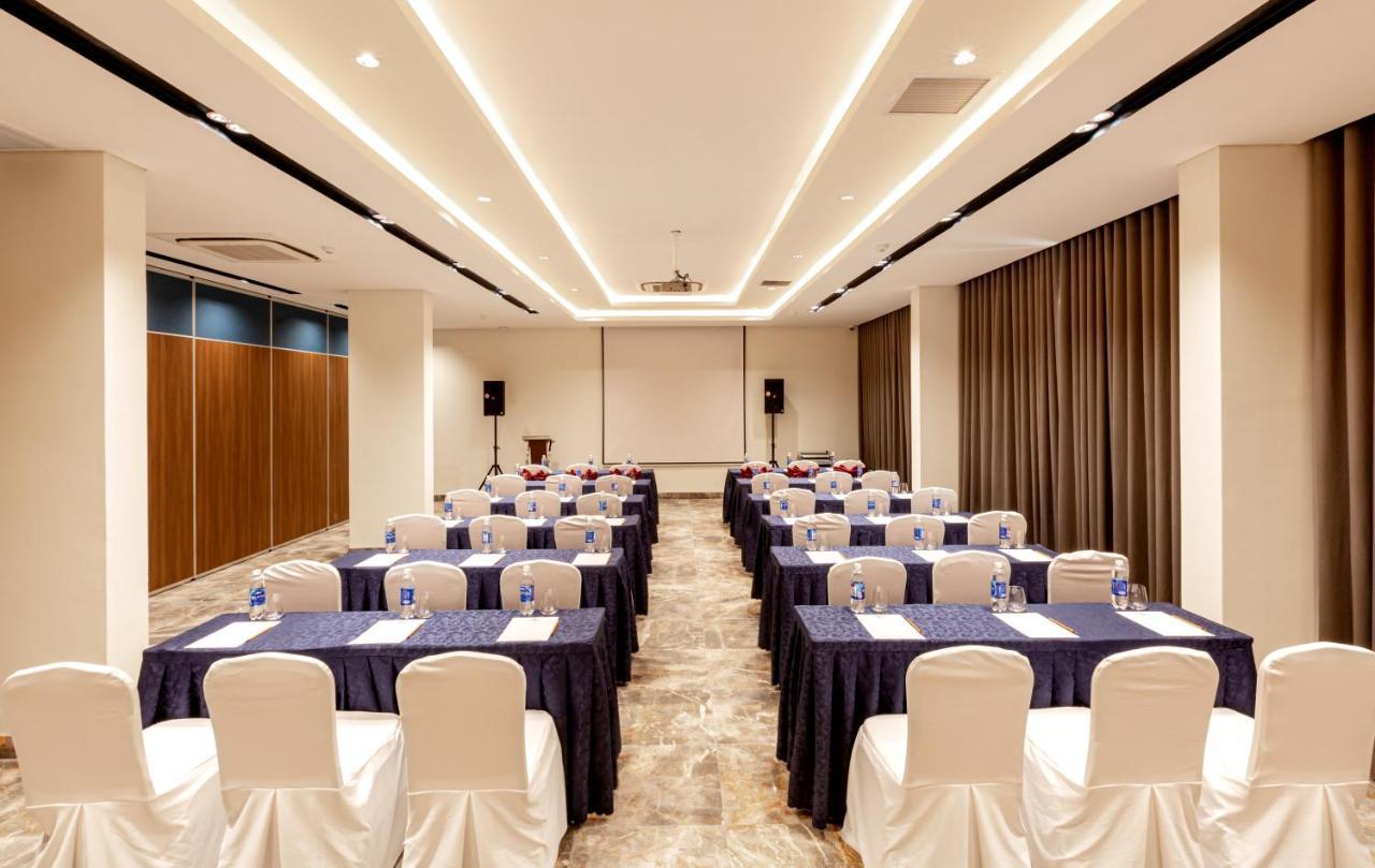 Phu Thang Grand Hotel Duc Hoa Bagian luar foto