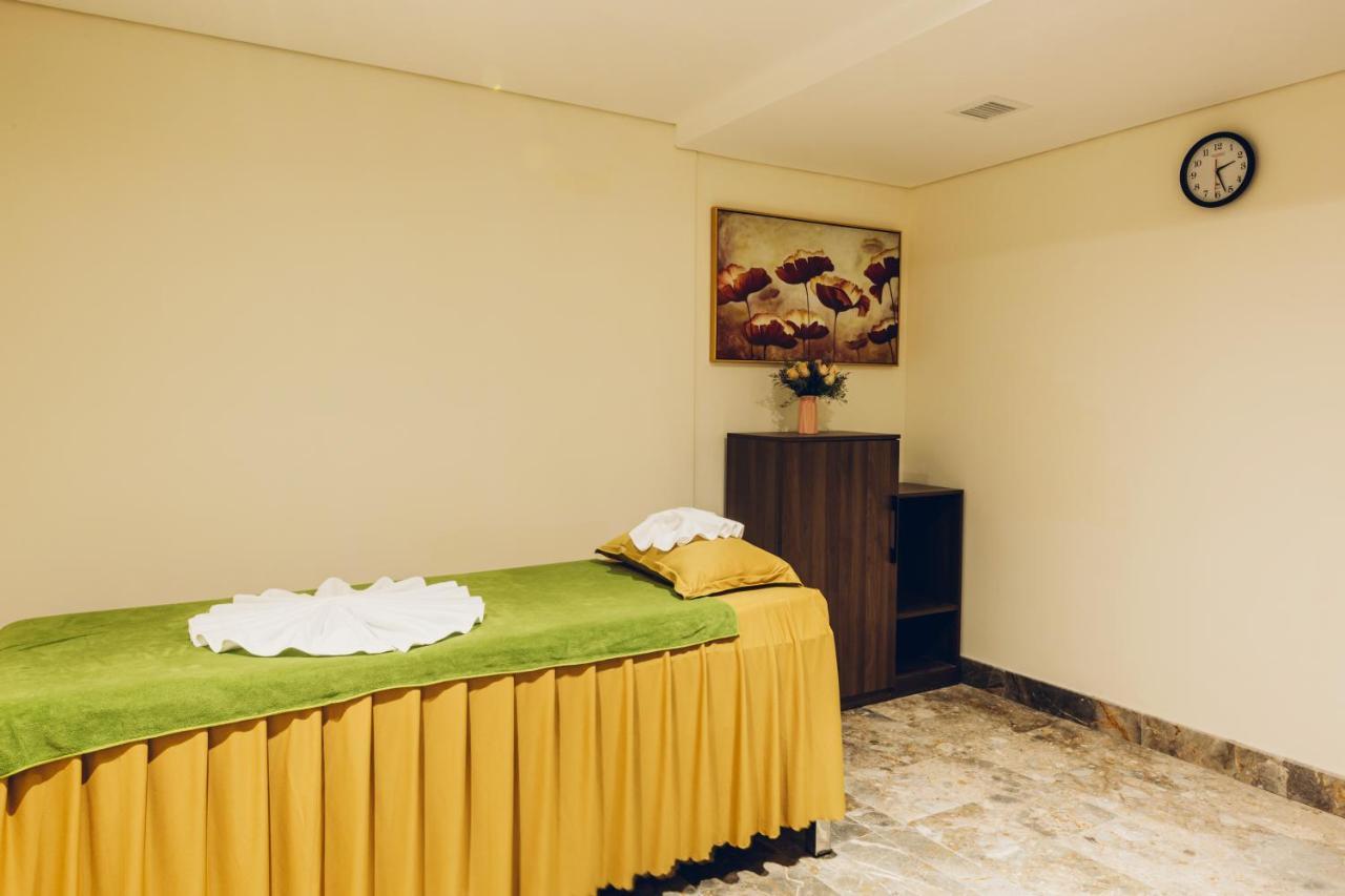 Phu Thang Grand Hotel Duc Hoa Bagian luar foto