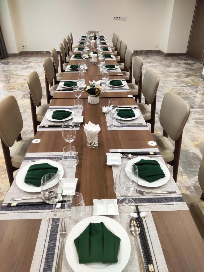 Phu Thang Grand Hotel Duc Hoa Bagian luar foto