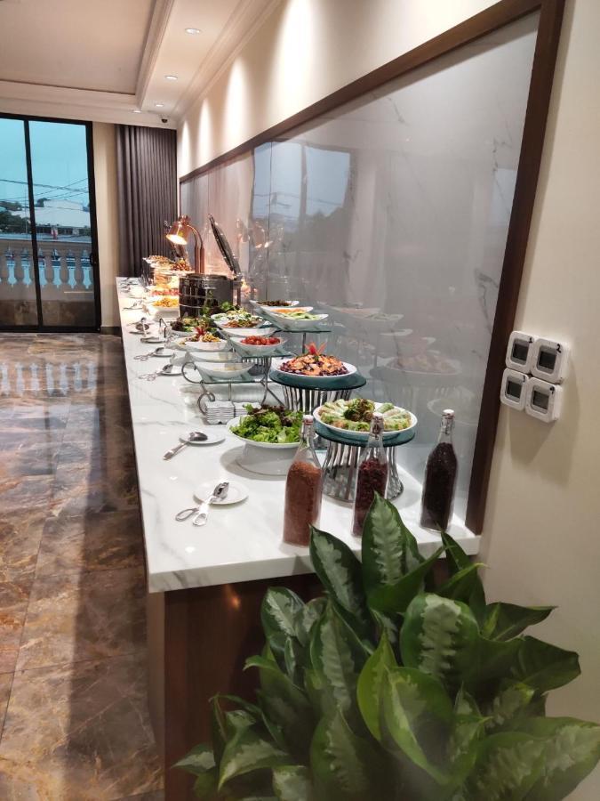 Phu Thang Grand Hotel Duc Hoa Bagian luar foto